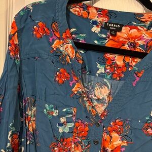 torrid beautiful teal floral button-front shirt with coral and aqua blooms🥰